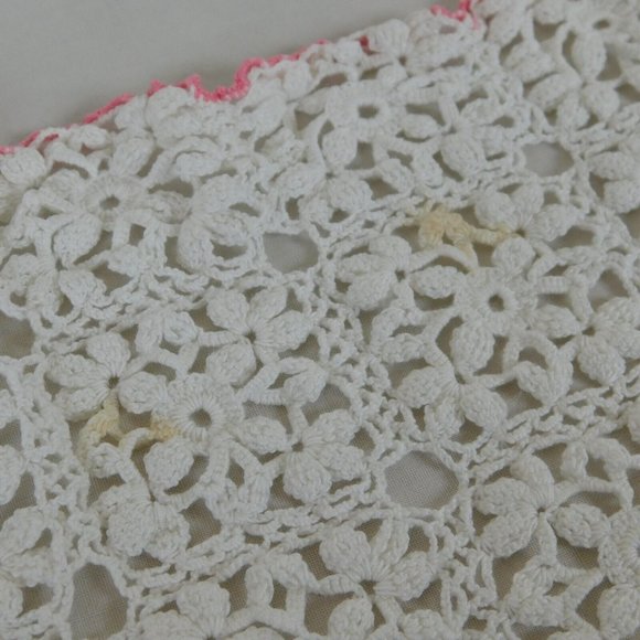 Crocheted Doilies Lot of 4 White Rectangles Pink Border Vtg Cottage Shabby Chic - Picture 10 of 10